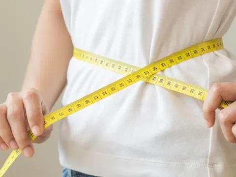 Sau tuổi 40 bạn có thể tăng cân ngay cả khi chỉ uống nước? Bác sĩ hướng dẫn 4 cách ăn để tăng khả năng đốt cháy mỡ thừa
