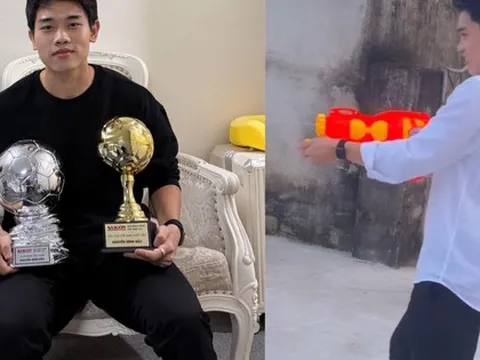 Không nhận ra Đình Bắc khi về quê, diện sơ mi trắng như soái ca nhưng làm một điều lạ lắm