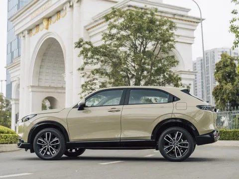 Honda HR-V e:HEV RS giảm giá 34 triệu đồng, rẻ hơn Corolla Cross HEV 0