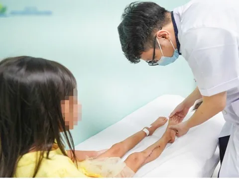 8 giờ phẫu thuật cứu đôi chân cho bé gái 8 tuổi bị ung thư xương 0