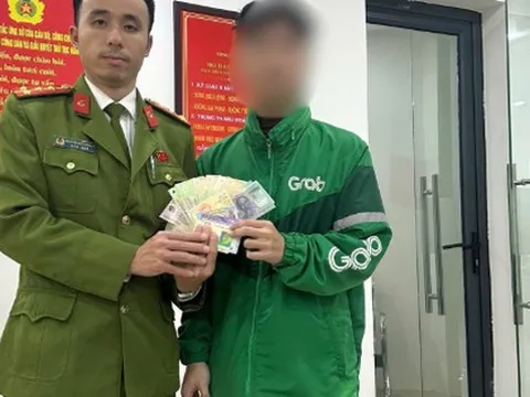 Nhận thông tin loạt tiền mặt cùng giấy tờ nằm chơ vơ ở khu vực Hồ Hoàn Kiếm, công an dùng nhiều biện pháp nghiệp vụ xác minh
