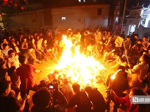 Hàng trăm người dân Hà Nội đổ xô đi xin lửa "lấy đỏ" đầu năm