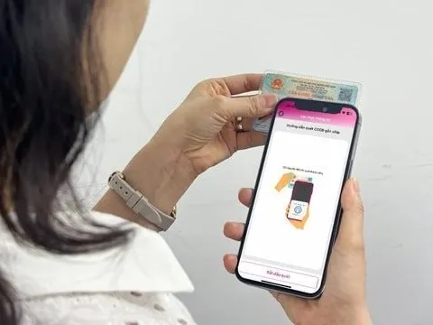 Vừa chuyển khoản thành công 100.200.000 đồng, người phụ nữ SN 1993 báo công an làm rõ giao dịch với 2 tài khoản ngân hàng cùng mang tên V.T.B