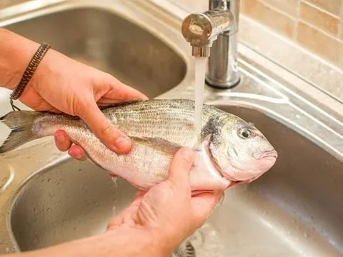 3 sai lầm khiến cá càng rửa càng tanh