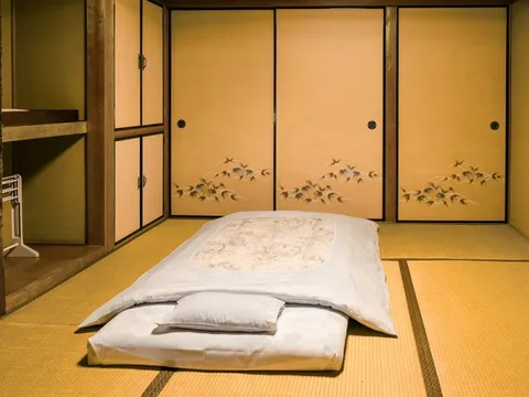 Vì sao người Nhật không ngủ giường mà trải nệm nằm trên sàn?