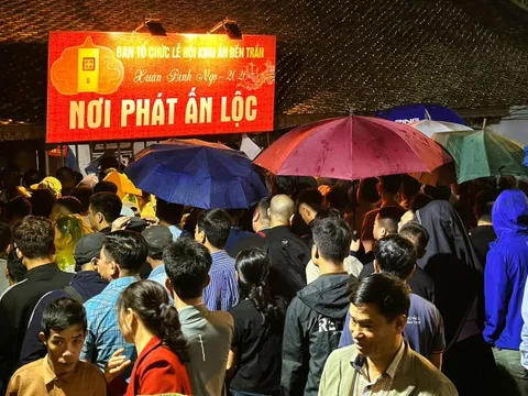 Hàng ngàn người "đội mưa" xuyên đêm chờ xin ấn đền Trần