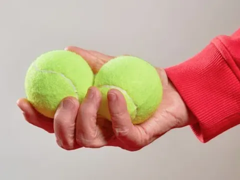 Vì sao nên mang bóng tennis khi đi máy bay? Chuyên gia tiết lộ lợi ích bất ngờ