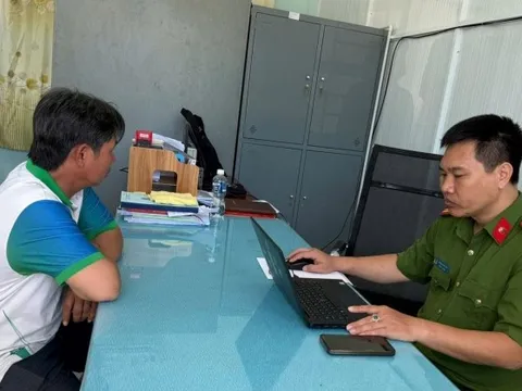 Tịch thu hàng loạt các tờ tiền VNĐ, tiền xâu, cùng 6 điện thoại di động, 8 xe mô tô tại nhà của người đàn ông SN 1971