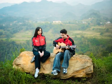 Hoa hậu Thanh Thủy "chào sân" ca hát theo cách không ai ngờ