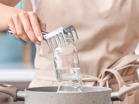 Dùng nước sôi tráng bình sữa có đủ an toàn cho trẻ nhỏ?