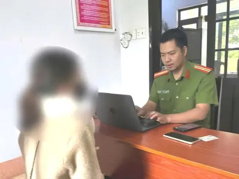 Giao dịch để nhận món hàng chứa 50.000 USD toàn tiền mặt, người phụ nữ Lâm Đồng bị công an điều tra