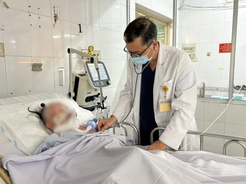 Chủ quan nghĩ cảm cúm thông thường, cụ bà 83 tuổi phải thở máy cấp cứu