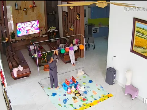 Xem clip 2 em bé tổ chức sinh nhật cho mẹ, dân mạng khen 'sao mà khéo dạy con'