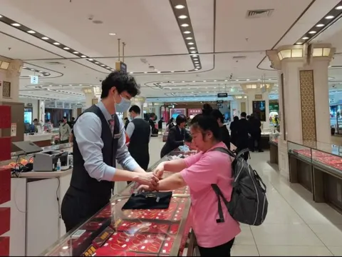 Mang số vàng trị giá 190 triệu đồng đi bán, người phụ nữ chết lặng khi cửa hàng nói “Tất cả đều là giả”: Cảnh sát vào cuộc điều tra