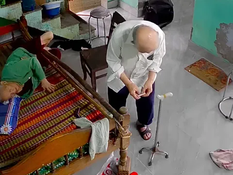 Clip cụ ông 95 tuổi 'chịu trận' khi vợ giận dỗi khiến dân mạng ngưỡng mộ