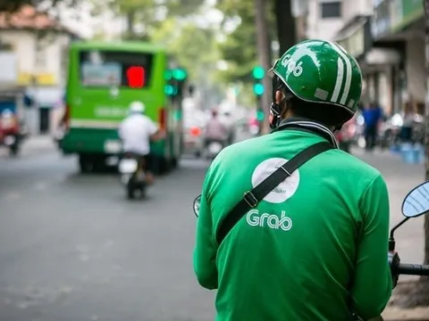 Giá xăng dầu biến động, Grab hỗ trợ tài xế ra sao?
