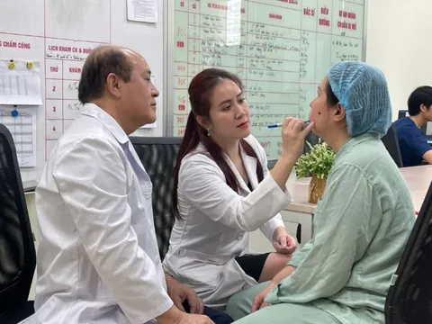 Mang khuôn mặt lệch hơn 40 năm, người phụ nữ tập cười ở tuổi 44