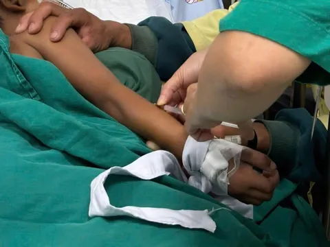 Xuyên đêm truyền thuốc WHO hỗ trợ, cứu 3 trẻ ngộ độc nghi ăn cá ủ chua