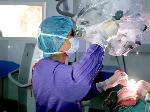 Chi tiền tỷ ra nước ngoài chữa bệnh, cuối cùng vẫn về 'cầu cứu' bác sĩ Việt