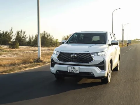 Giữa tâm bão giá xăng toàn cầu: Xe Hybrid và bước nhảy vọt của Innova Cross