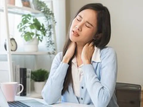 Nhiều người đang tự hủy hoại đốt sống cổ vì dùng laptop