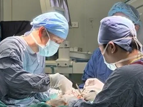 Lương bác sĩ thay đổi ra sao khi lương cơ sở tăng 8% từ 1/7?