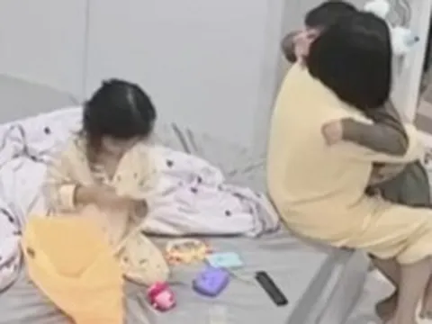 Cậu bé bật khóc vì nhớ bố đã khuất, cái ôm của mẹ kế khiến dân mạng rơi lệ