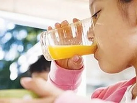 Oresol đóng chai đủ màu sắc cho trẻ uống thay nước: Chuyên gia nói thói quen tưởng tốt nhưng tiềm ẩn rủi ro