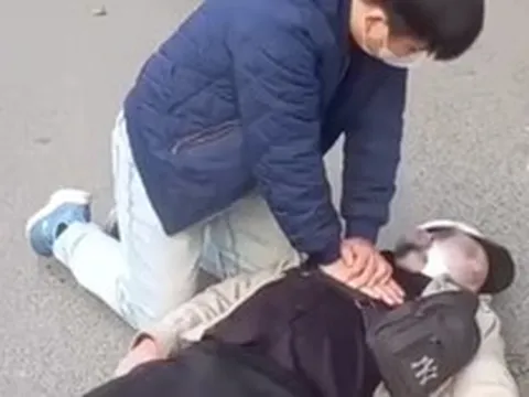 Bác sĩ ép tim cứu sống thanh niên ngừng tuần hoàn trên phố