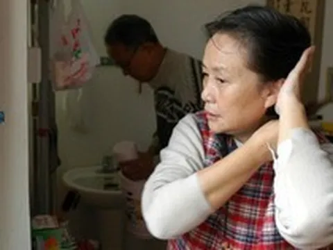 Hai người hàng xóm cùng tiết kiệm: Một người để dưỡng già, một người dồn cho con và cái kết khiến ai cũng phải nghĩ lại