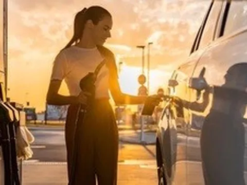 Đổ xăng buổi sáng có tiết kiệm hơn?