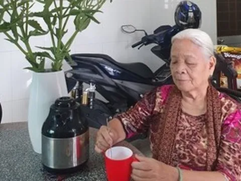 Ly cà phê của má