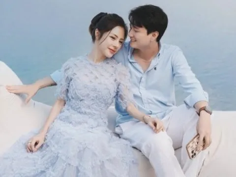 Vợ chồng Bạch Lan Phương - Huỳnh Anh mặc đồng điệu "đi khắp thế gian"