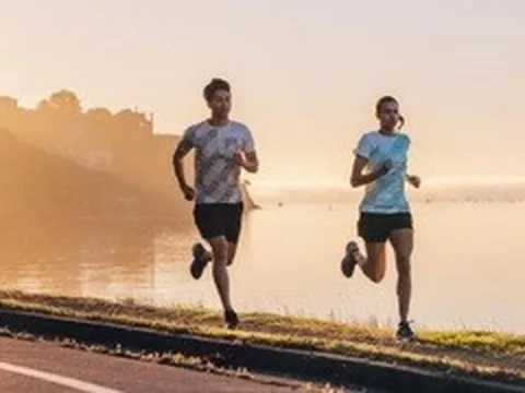 Chạy 30 phút buổi sáng hay đi bộ 60 phút buổi tối tốt cho sức khoẻ hơn?