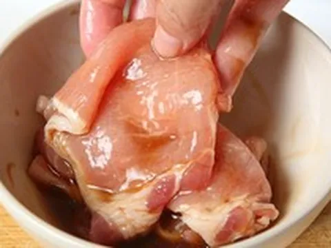 Muốn thịt mềm, sạch mùi và an toàn hơn cho sức khỏe? 4 cách ướp đơn giản nhưng nhiều người làm sai