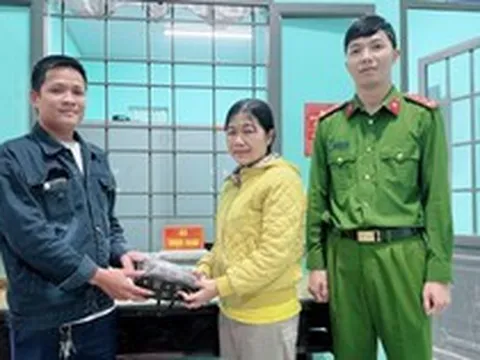 Phát hiện 60 triệu đồng tiền mặt nằm chơ vơ dưới chân cầu: Công an nhanh chóng vào cuộc xác minh