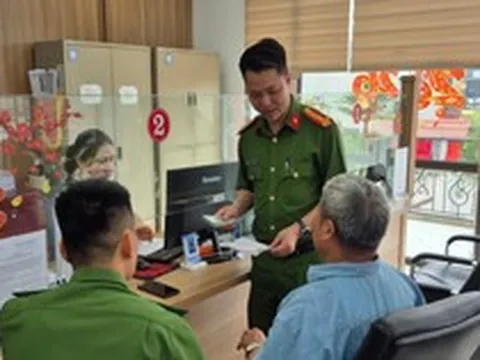 Người đàn ông SN 1953 tới ngân hàng giao dịch 40 triệu đồng, công an ập tới xác minh