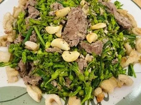 Cách làm bò xào hoa thiên lý thơm ngon