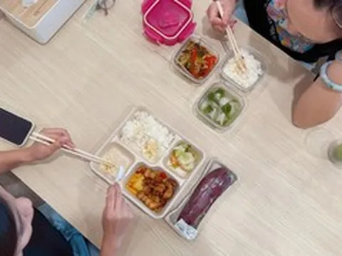 Hàng quán tăng giá, dân văn phòng rủ nhau thành lập 'hội cơm nhà'