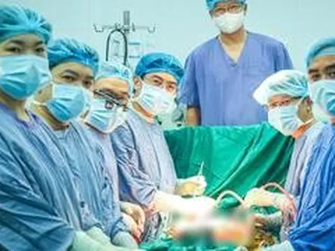 Kỳ tích Việt Nam: Nhận tim gan người này, hiến ngay gan mình cứu người khác