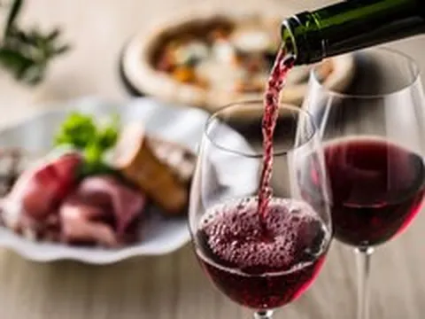 Món ăn Việt nào hợp uống với rượu vang nhất?