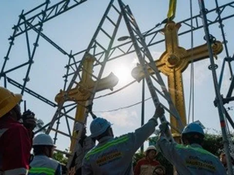 VIDEO: Cận cảnh thánh giá nặng 400kg trên đỉnh Nhà thờ Đức Bà