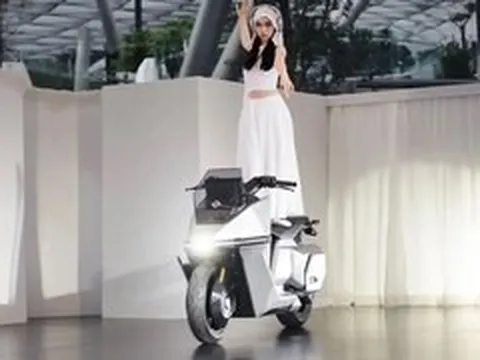 Xe máy điện tự cân bằng đầu tiên trên thế giới được sản xuất hàng loạt