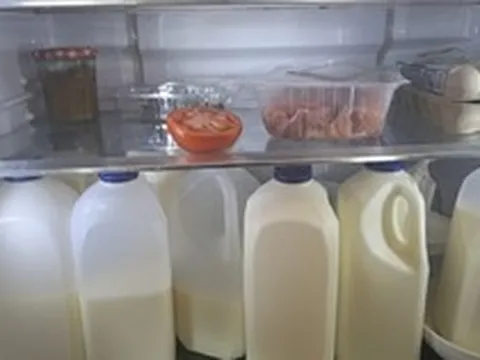 2 vợ chồng cùng mắc ung thư gan, bác sĩ phát hiện "thủ phạm" ngay trong tủ lạnh: "Đừng bao giờ uống sữa theo kiểu này"