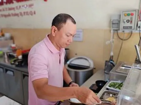 Chủ quán bún bò ‘gây sốt’ với tấm bảng lạ giữa lúc bão giá