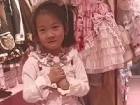 Bức ảnh bé gái trong cửa hàng quần áo "tố cáo" sự bất lực của nhiều cha mẹ!