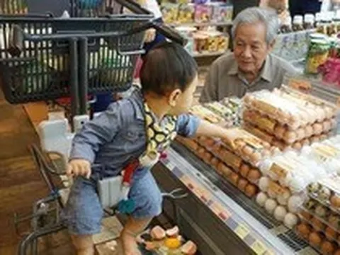 Cháu làm vỡ hết trứng trong siêu thị, ông nội có cách xử lý lay động lòng người