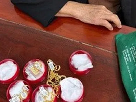 Phát hiện cụ bà 70 tuổi mang 19 chỉ vàng tới tiệm vàng giao dịch, công an lập tức ngăn chặn