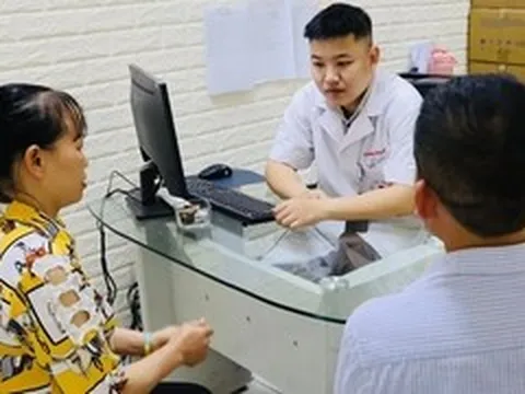 Bác sĩ ép tim cứu người giữa phố: Gia đình nạn nhân nghẹn ngào nói lời cảm ơn