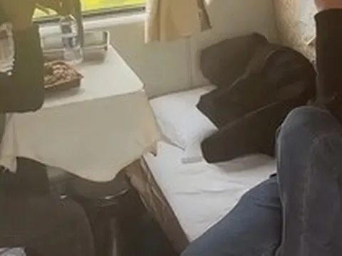 Vụ việc trên tàu hỏa khiến nhiều người ngán ngẩm: Sợ nhất kiểu "con nhà lính tính nhà quan"!